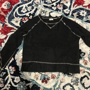 Chic luxurious Fitigues 💯% Cashmere Black cropped Sweater. Super soft!